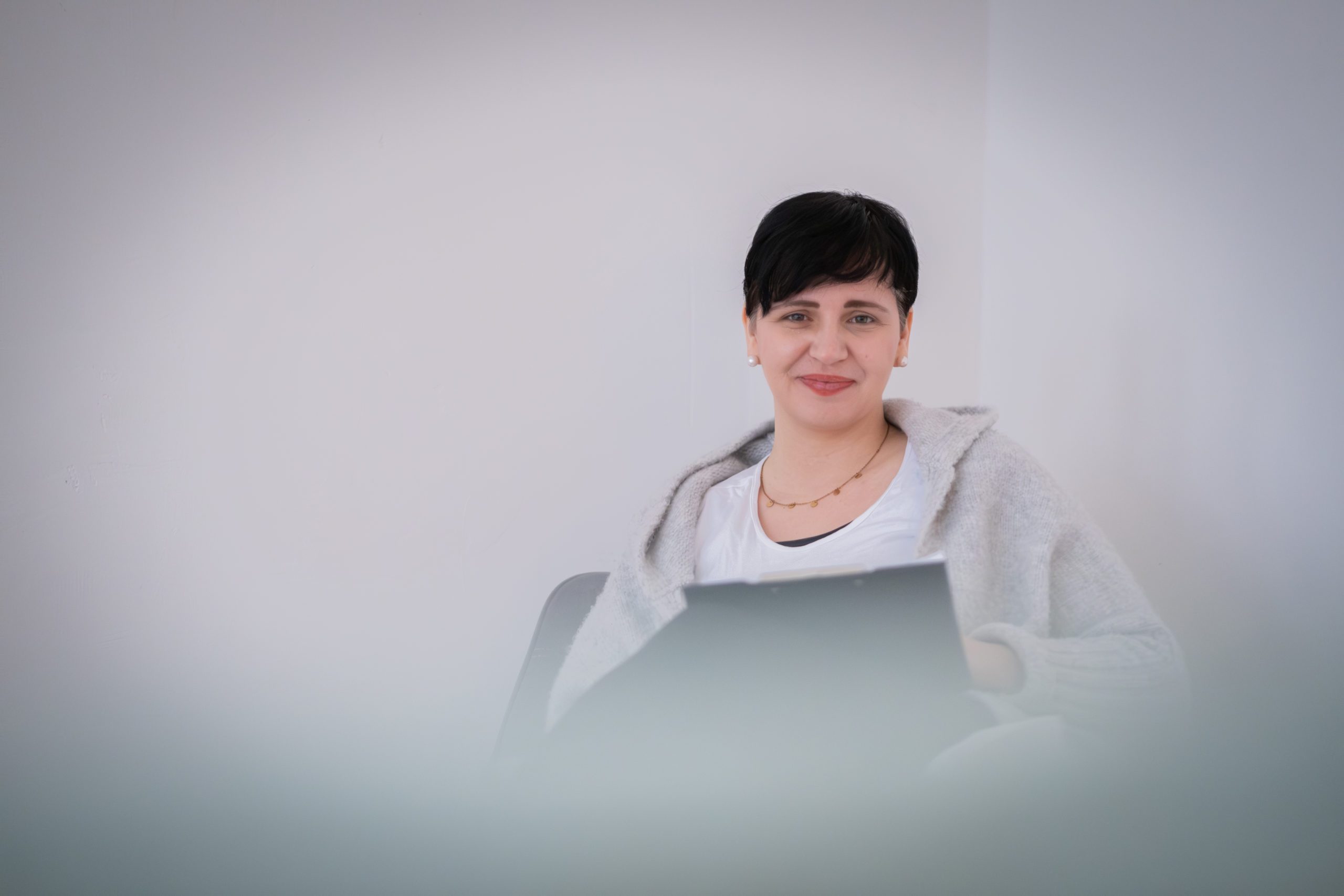 Sarina Dierkes in ihrer Praxis mit Schwerpunkt "Hochsensibilität"